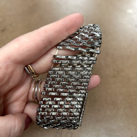 Elasticated Silver Tone Bracelet - Picture 4 of 5